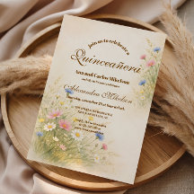 Goldene Wildblumen-Quinceañera auf der Wiese