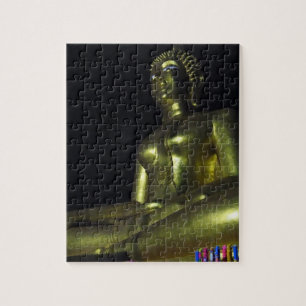 Goldener Buddha in der Nacht