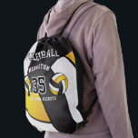Goldener Gelb, Schwarz & Weiß Volleyball Sport Sportbeutel<br><div class="desc">🥇 ORIGINAL COPYRIGHT DESIGN VON Donna Siegrist NUR AUF ZAZZLE VERFÜGBAR! Volleyball Drawstring Rucksack bereit für Sie zu personalisieren. Dieser Zugriegel-Rucksack eignet sich perfekt, um das Wesentliche zu umrunden, während Sie von einem Ort zum anderen springen... also machen Sie sich fertig, packen Sie und gehen Sie. Mit Grafiken und Text...</div>