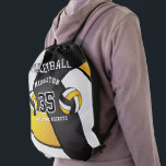 Goldener Gelb, Schwarz & Weiß Volleyball Sport Sportbeutel<br><div class="desc">🥇 ORIGINAL COPYRIGHT DESIGN VON Donna Siegrist NUR AUF ZAZZLE VERFÜGBAR! Volleyball Drawstring Rucksack bereit für Sie zu personalisieren. Dieser Zugriegel-Rucksack eignet sich perfekt, um das Wesentliche zu umrunden, während Sie von einem Ort zum anderen springen... also machen Sie sich fertig, packen Sie und gehen Sie. Mit Grafiken und Text...</div>
