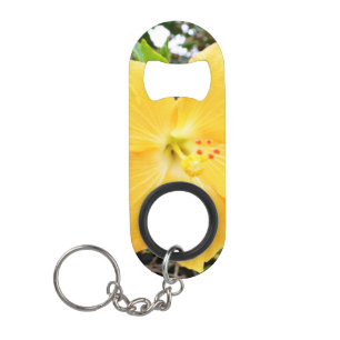 "Goldener Glanz: Gelbe Hibiskusblüte auf einem Bau Mini Flaschenöffner