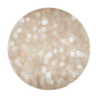 Goldener Glitzer, verschwommenes Weihnachtsgebäck. Schneidebrett