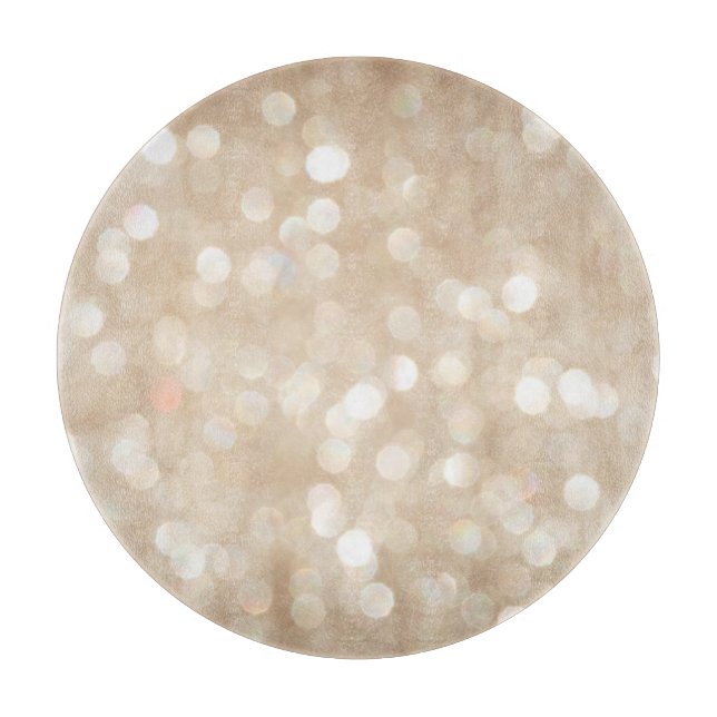 Goldener Glitzer, verschwommenes Weihnachtsgebäck. Schneidebrett (Vorderseite)