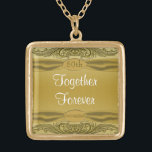 Goldener Hochzeitstag der Rolle-50. Vergoldete Kette<br><div class="desc">Herrliches und hoch entwickeltes goldenes scrollwork auf einem Goldhintergrund und mit einem Imitatsatin-Endband überstieg mit einem goldenen Juwel wie Monogrammknopf mit den Wörtern "50. Jahrestag". Gerade rechtzeitig für Ihren goldenen Hochzeitstag!</div>