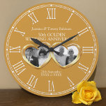 Goldener Hochzeitstag nach dem heutigen Foto Große Wanduhr<br><div class="desc">Goldene Ehejubiläumsuhr personalisieren Sie mit Ihren Fotos dann und jetzt, Jahr der Ehe und Namen oder Beziehung zu Ihnen. Das Beispiel liest Jasmina und Tommy Robinson 50. Golden Wedding Jubiläum und Ihre Ehe und das aktuelle Datum. Weitere passende Artikel sind verfügbar. Double goldle metal heart effect art and design von...</div>