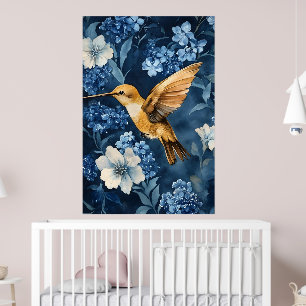 goldener Kolibri, der zwischen blauen und weißen B Poster