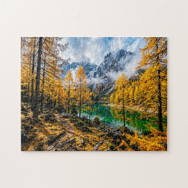 Goldener Lärchenwald am Bergsee (Horizontal)