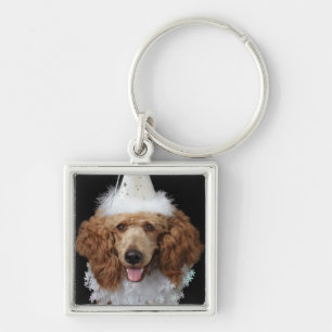 Goldener Pudel-Hund, der ein weißes Clownkostüm Schlüsselanhänger