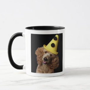 Goldener Pudel-Hund, der einen gelben Clownhut Tasse