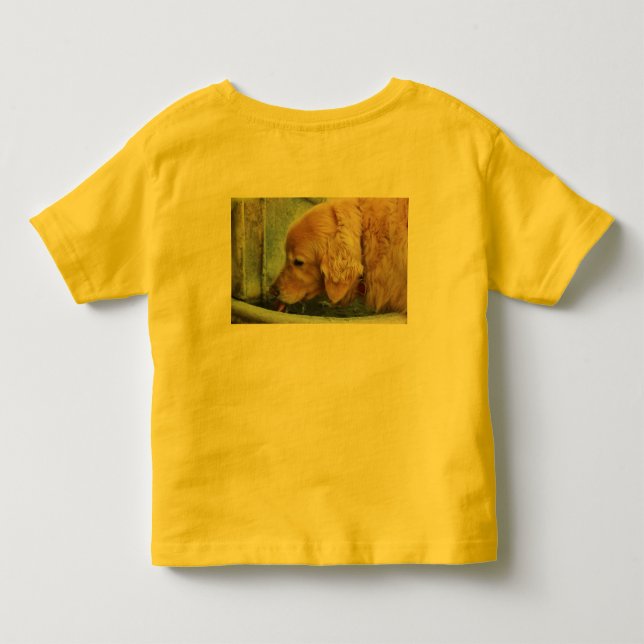 goldener Retriever aus dem Brunnen im Freien Kleinkind T-shirt (Rückseite)