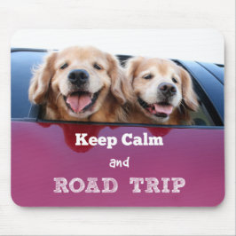 Goldener Retriever behalten Ruhe und Straßen-Reise Mousepad