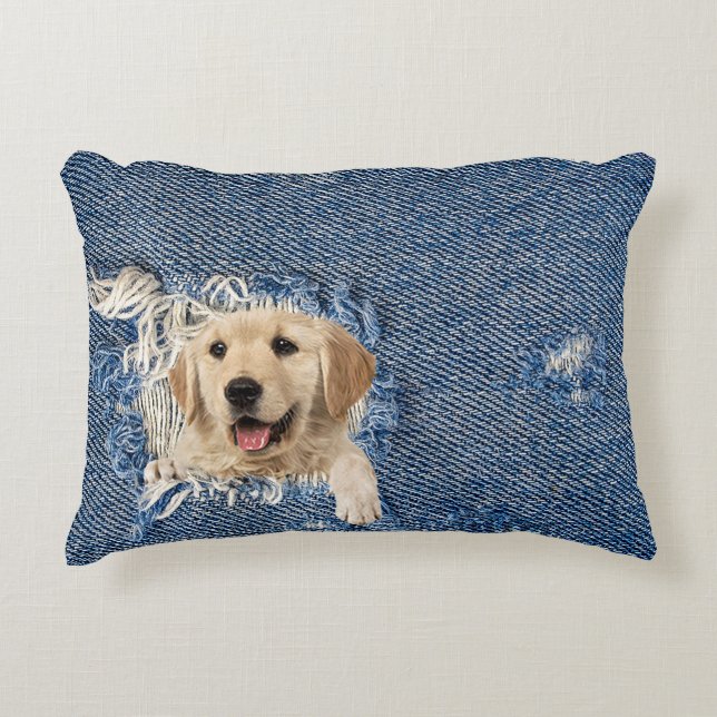 Goldener Retriever in gebrechtem Denim-Loch Dekokissen (Vorderseite)