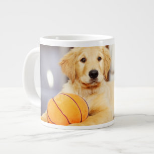 Goldener Retriever mit Basketballspielzeug Jumbo-Tasse