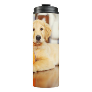Goldener Retriever mit Basketballspielzeug Thermosbecher