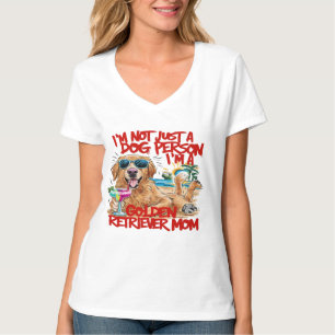 Goldener Retriever mit Sonnenbrille und Drink T-Shirt