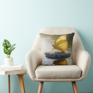 Goldener Schmetterling auf einem Felsen im Wasser Kissen
