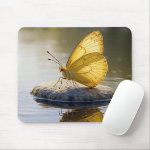 Goldener Schmetterling auf einem Felsen im Wasser Mousepad