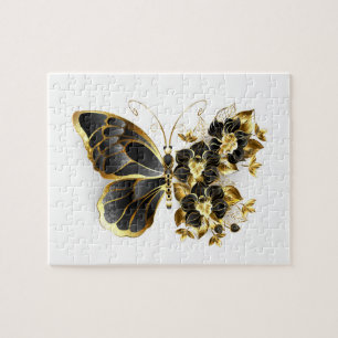 Goldener Schmetterling mit schwarzer Orchidee