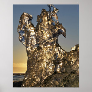 Goldener Sonnenaufgang durch Eisberge Poster