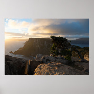 Goldener Sonnenuntergang auf den höchsten Seeklipp Poster