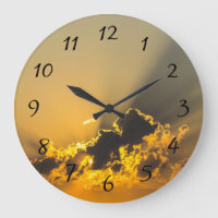 Goldener Sonnenuntergang, der eine Wolke belichtet