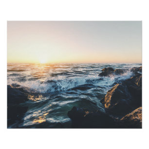 Goldener Sonnenuntergang Ozeanwellen auf Felsen Ru Poster