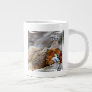 Goldener Stumpfnasen-Affe Vater mit Baby Jumbo-Tasse