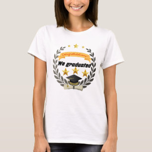 Goldenes Abschluss Abzeichen im eleganten Stil T-Shirt
