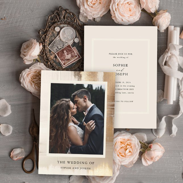 Goldenes Abstrakt | Elegantes Foto Hochzeit Einladung (A glamorous photo wedding invitation with an abstract gold background and a neutral tone on the back)