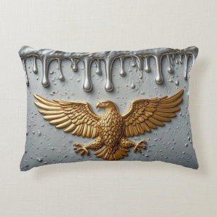 Goldenes Adler-Emblem mit ausgebreiteten Flügeln Dekokissen