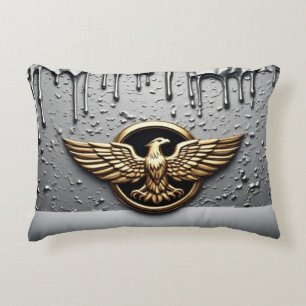 Goldenes Adler-Emblem mit ausgebreiteten Flügeln Dekokissen