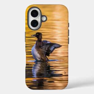 Goldenes Auge auf einem goldenen See iPhone 16 Hülle