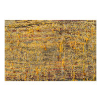 Goldenes Baumharz auf rustikalem Holz