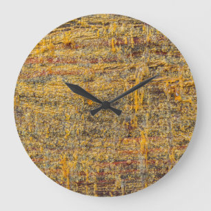 Goldenes Baumharz auf rustikalem Holz Große Wanduhr