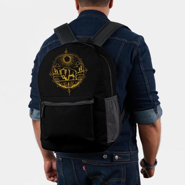 Goldenes Bison Stehend in einer malerischen Landsc Bedruckter Rucksack (Insitu (Modell))