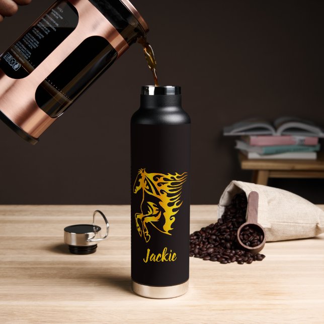 Goldenes Flammenpferd mit individuelle Name Trinkflasche (Kaffee)