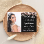 Goldenes Foto aus Quinceanera-Rose Save The Date<br><div class="desc">Fügen Sie ein Foto in vertikaler Größe hinzu. Schwarze Hintergrundfarbe,  verziert mit Rose Gold Imitate Glitzer,  Glitzern. Personalisieren und fügen Sie einen Namen und die Details.</div>
