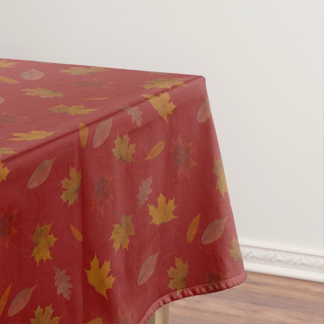 Goldenes Herbst-Blätter auf roter Tischdecke (Beispiel)
