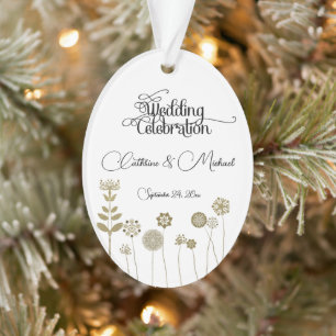Goldenes Hochzeitsornament mit Blumendesign als Er Ornament