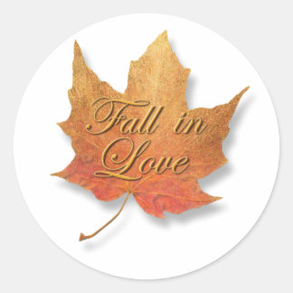 Goldenes Leaf fällt in der Liebe. Runder Aufkleber