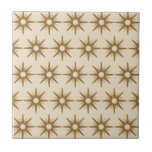 Goldenes Muster aus der Mitte des Jahrhunderts Fliese<br><div class="desc">Modernes, inspiriertes Design aus der Mitte des Jahrhunderts mit Vintagen Retro-Sternexplosionen auf beigem Hintergrund. Einfaches, sauberes modernes Design. Erstellen Sie Ihr eigenes benutzerdefiniertes Muster, indem Sie ein neues Bild hochladen, oder verwenden Sie die Schaltfläche "Diesen Designer kontaktieren", um Hilfe zu erhalten. So erstellen Sie Ihr eigenes gemustertes Design: 1. Wählen...</div>