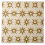 Goldenes Muster aus der Mitte des Jahrhunderts - G Fliese<br><div class="desc">Modernes, inspiriertes Design aus der Mitte des Jahrhunderts mit Vintagen Retro-Sternexplosionen auf beigem Hintergrund. Einfaches, sauberes modernes Design. Erstellen Sie Ihr eigenes benutzerdefiniertes Muster, indem Sie ein neues Bild hochladen, oder wenden Sie sich mit der Schaltfläche "Nachricht" an den Designer, um Hilfe zu erhalten. So erstellen Sie Ihr eigenes gemustertes...</div>