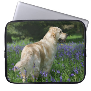Goldenes Retreiver in den Blumen Laptopschutzhülle