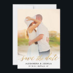 Goldenes Skript-Foto Save the Date in Imitate Foil<br><div class="desc">Dieses elegante Save the Date bietet schimmernde Schrift in Imitate Goldfolie mit gestreiftem Backer und viel Platz für zusätzliche Hochzeitsinformationen,  wie Ihre Hochzeitswebsite oder Unterkunftsdetails. Laden Sie Ihr eigenes Foto hoch und passen Sie die Informationen an,  um Ihre Hochzeitsdetails einzuschließen.</div>