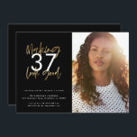 Goldenes Zeitalter sieht gut aus Foto Geburtstag<br><div class="desc">50 sehen gut aus,  als Foto Geburtstagseinladung. Modernes Skripttext-Monochrome- und Goldeffektdesign. Teil einer Sammlung.</div>