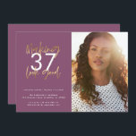 Goldenes Zeitalter sieht gut aus Foto Geburtstag<br><div class="desc">50 sehen gut aus,  als Foto Geburtstagseinladung. Modernes Skripttext-Monochrome- und Goldeffektdesign. Teil einer Sammlung. lila</div>