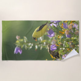 Goldfinch auf einer Harebell-Blume Strandtuch