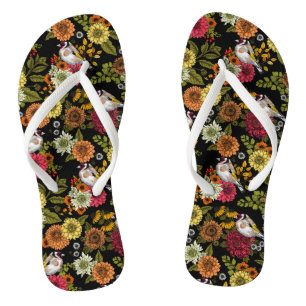 Goldfinken im Garten auf schwarz Flip Flops