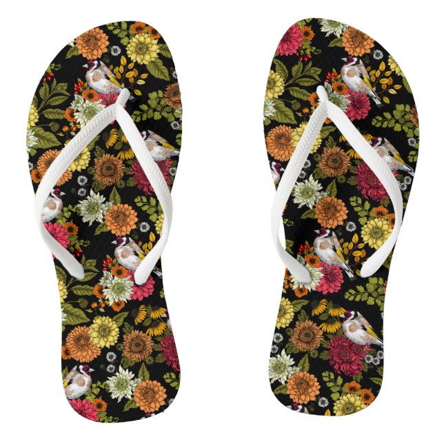 Goldfinken im Garten auf schwarz Flip Flops (Fußbett)