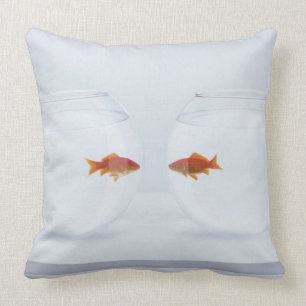 Goldfisch in den unterschiedlichen fishbowls, die kissen